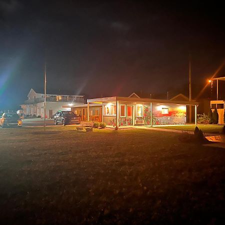 The Cedar Motel Сандъски Екстериор снимка