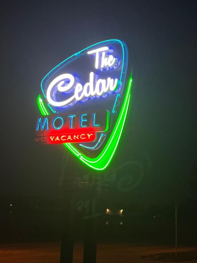 The Cedar Motel Сандъски Екстериор снимка