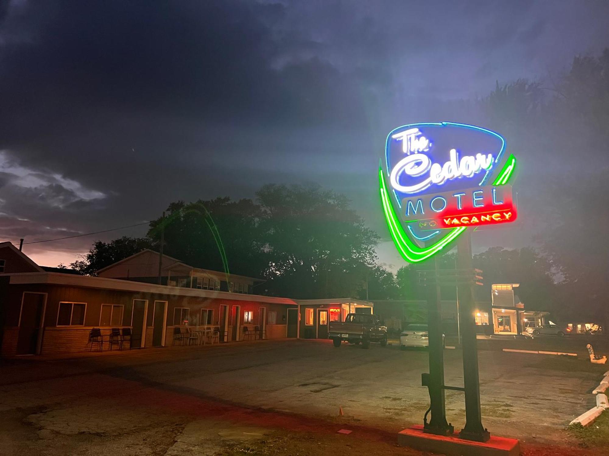 The Cedar Motel Сандъски Екстериор снимка